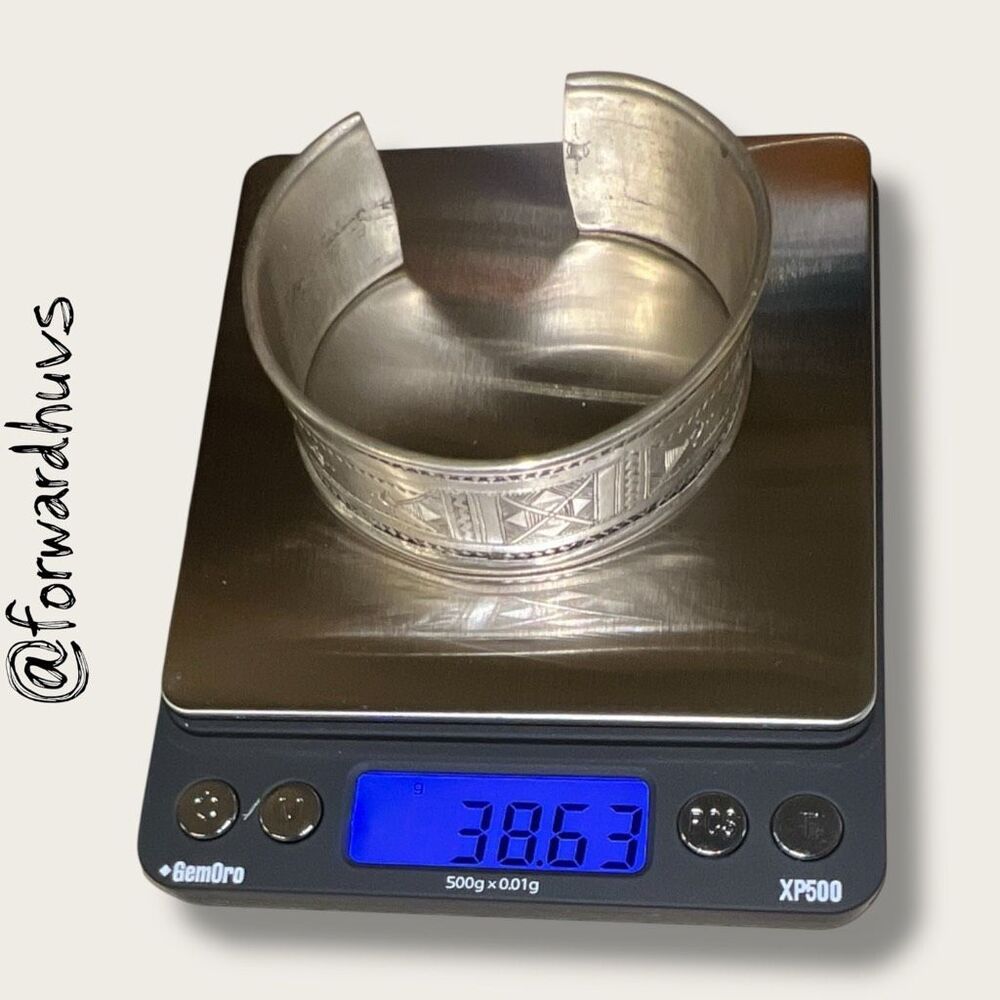 Tuareg Etched Silver Cuff Bracelet – 38.63g – Saharan Geometric Motifs – Signed - Picture 7 of 8